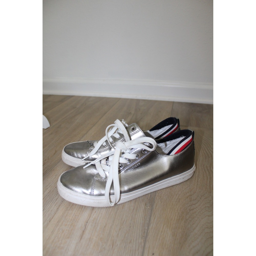 Tommy Hilfiger Women's Metallic Silver Low Top Sneakers TWLOHN-R Size 8.5 M